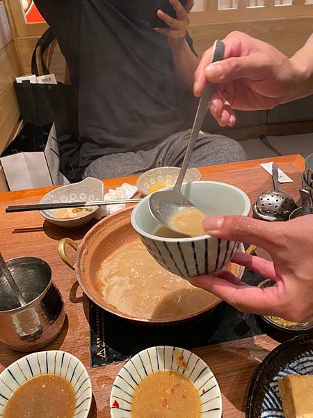 台北美食 天母SOGO美食「黑毛屋」日本A5和牛鍋物 目目愛旅行