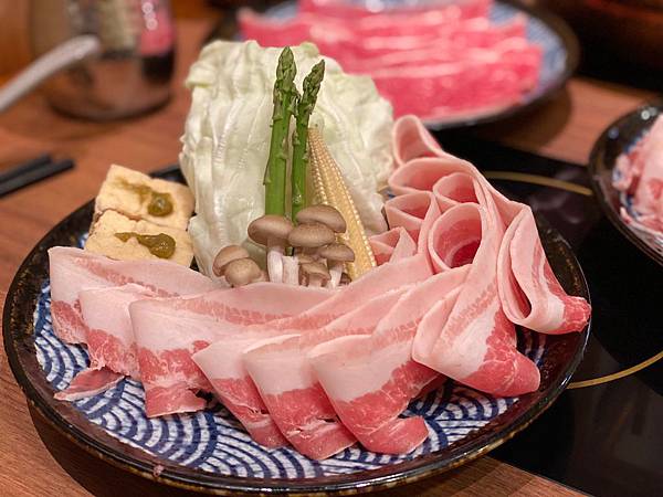 台北美食 天母SOGO美食「黑毛屋」日本A5和牛鍋物 目目愛旅行