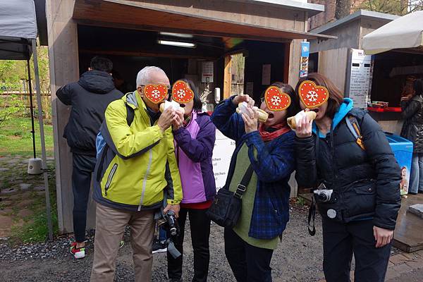 德國 歐洲自助行 海德堡Heidelberg 目目愛旅行 吃熱狗的大家