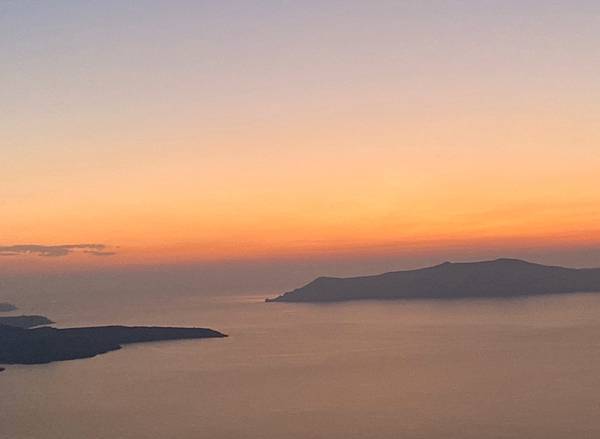 【美食分享】希臘聖托里尼(費拉Fira)無敵夕陽海景餐廳【VANILIA】遙望愛琴海