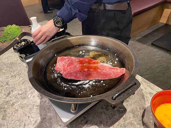 【台北美食】「樂軒松阪亭」A5和牛關西風壽喜燒+燒肉、打造京都風庭園，宛如置身日本