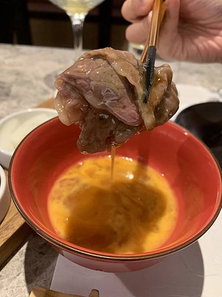 【台北美食】「樂軒松阪亭」A5和牛關西風壽喜燒+燒肉、打造京都風庭園，宛如置身日本