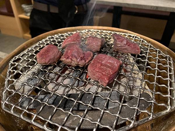 【台北美食】「樂軒松阪亭」A5和牛關西風壽喜燒+燒肉、打造京都風庭園，宛如置身日本