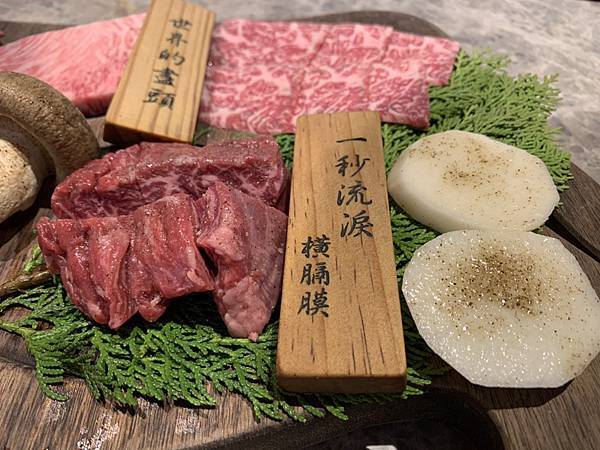 【台北美食】「樂軒松阪亭」A5和牛關西風壽喜燒+燒肉、打造京都風庭園，宛如置身日本