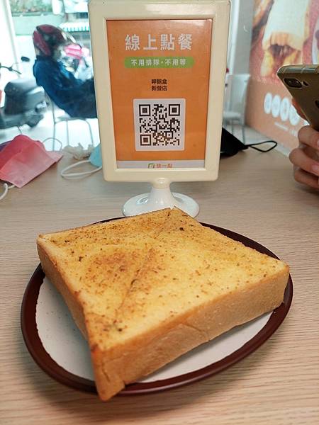 台南新營美食 - 呷飽盒-中正店 醬燒土司 vs 粉漿蛋餅