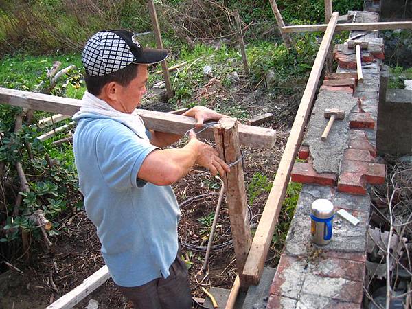 在搭棚子的老爸961124