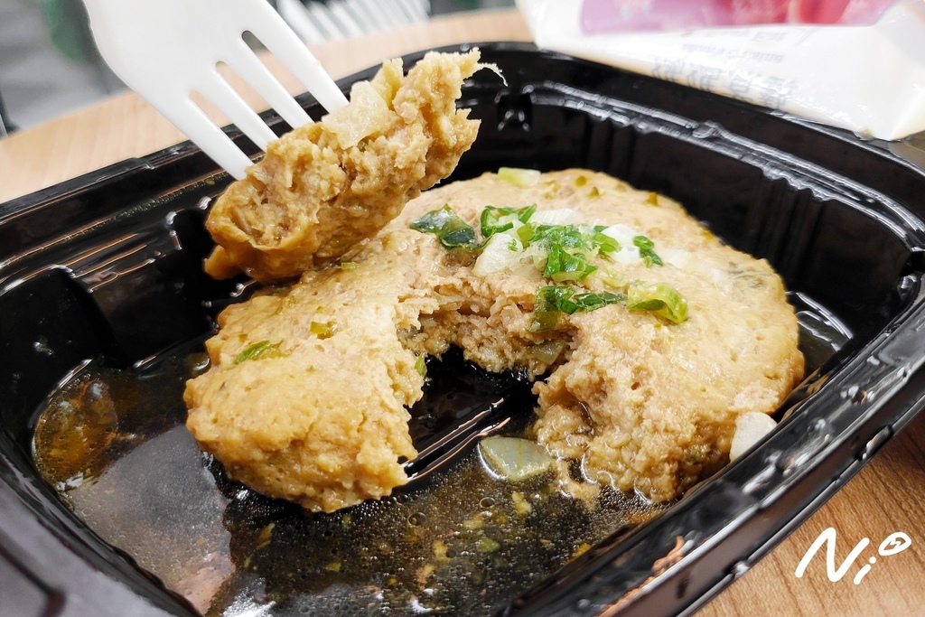202505 全家FamilyMart【媽媽煮藝】雙月剝皮辣椒嫩蒸肉餅&剝皮辣椒雞肉燥