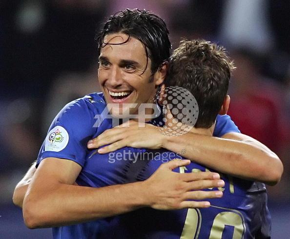 Italian forward Luca Toni (L) and Italian midfielder Francesco Totti celebrate at the end of the Wor