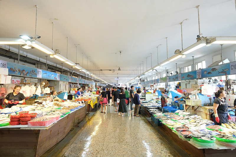 台中 梧棲漁港 全台最大觀光魚市 美食餐廳 生魚片攤位 代客料理彙整 波比看世界 痞客邦