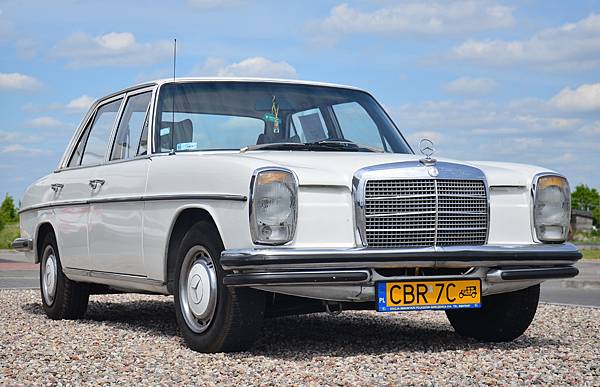 Mercedes-Benz_W115_220D_(1973).jpg