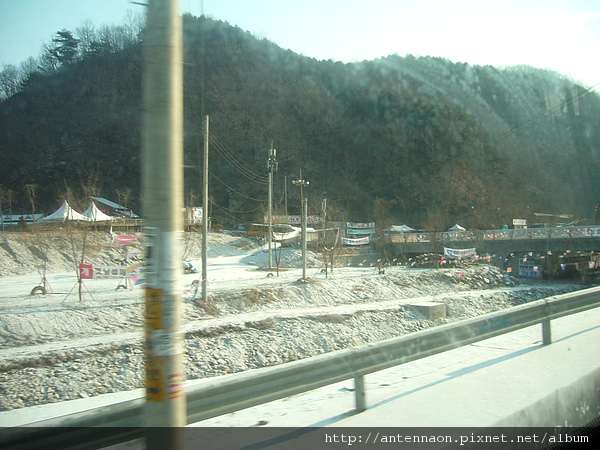 090124-021 離開 GS Gang Chon 江村滑雪渡假村的村巴上.JPG