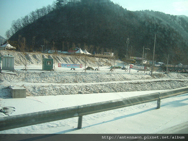 090124-020 離開 GS Gang Chon 江村滑雪渡假村的村巴上.JPG