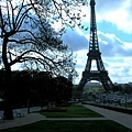 在走路的時候拍Eiffel Tower-2