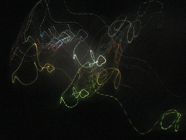 金屬球中的神祕線條