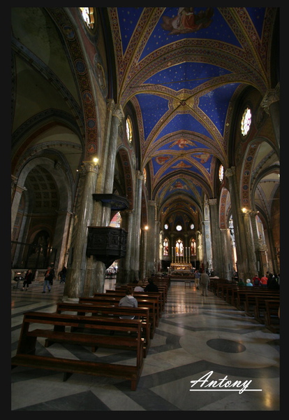 羅馬-密納瓦神殿上的聖母教堂內部.jpg