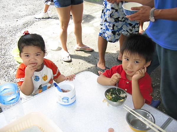 2007.9.我兒子跟小捲妹一起吃午餐