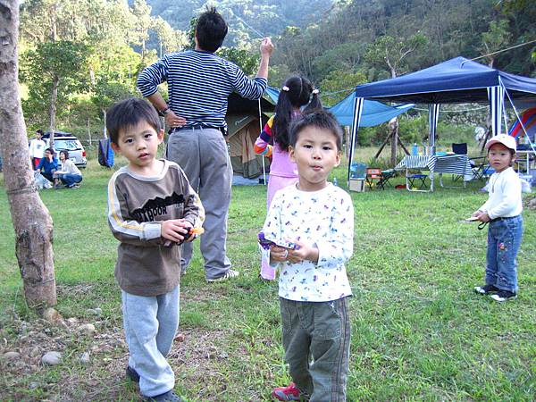 2007.11.24.佳拉窯  小小孩騎腳踏車