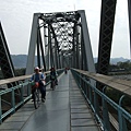 騎車穿越花樑鋼橋，景色宜人