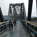 騎車穿越花樑鋼橋，景色宜人