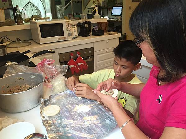 母子一起包水餃 母子一起包水餃