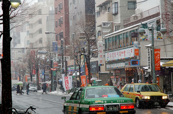 下雪的大久保通街景