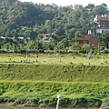 太無聊了.拍起對面的公園.有多少人?