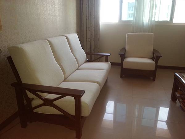 原附贈的乳白色乾洗布套 原附贈的乳白色乾洗布套