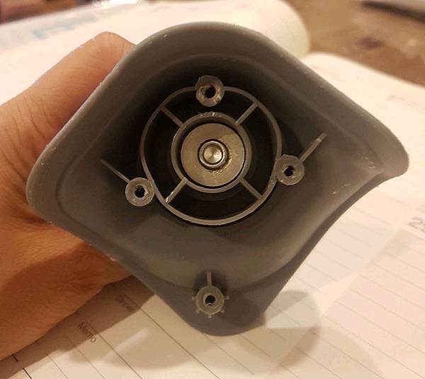 行李箱更換萬向輪
