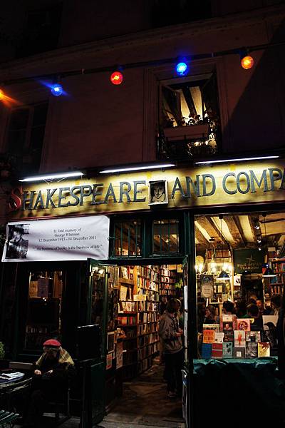 DSC00884-當年巴黎有很多餓肚子的藝術家 老板收留了這些無名作家的小說 詩集 書籍 並提供偶爾露宿街頭的作家 一晚免費的住宿小房間