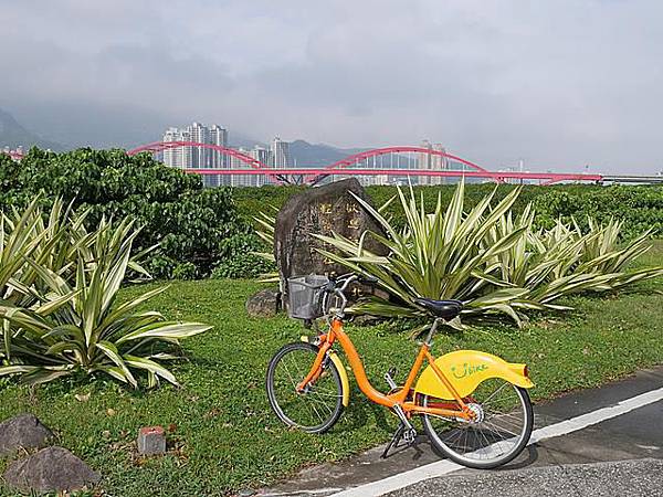 04UBike與關渡橋.jpg