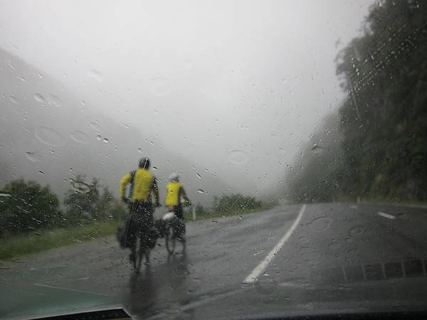 暴雨中的單車人+2