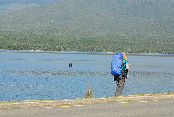 Te Anau 早晨湖景_早起的背包客