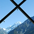 遊客中大片玻璃窗-->TO MT.COOK