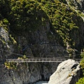 沿著山壁的鐵橋