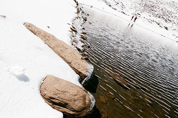 嘉明湖畔5_結冰的石頭