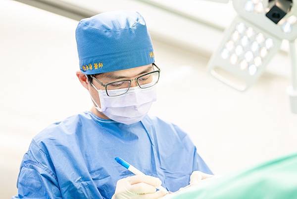 開放式雙眼皮想創造韓式自然清新感，和眉骨、蒙古摺、眉眼距等條件相關