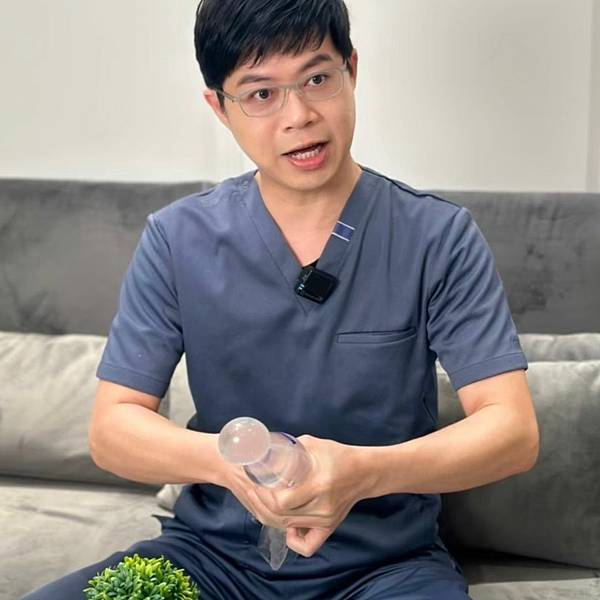 平躺有乳溝未必是隆乳效果，乳腺型胸部也較有集中堅挺感