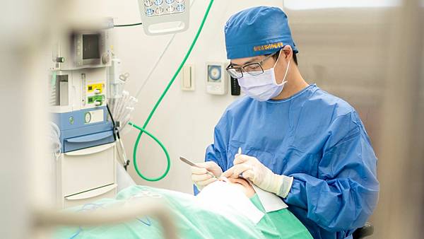 男性眼袋手術注重自然度,陳承謙醫師建議保留部分眼窩脂肪 男性眼袋手術注重自然度,陳承謙醫師建議保留部分眼窩脂肪