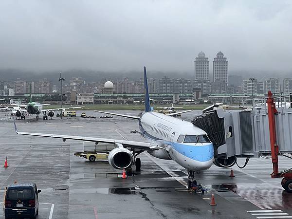 [分享] 【飛行紀錄】華信航空  AE1281 台北-金門