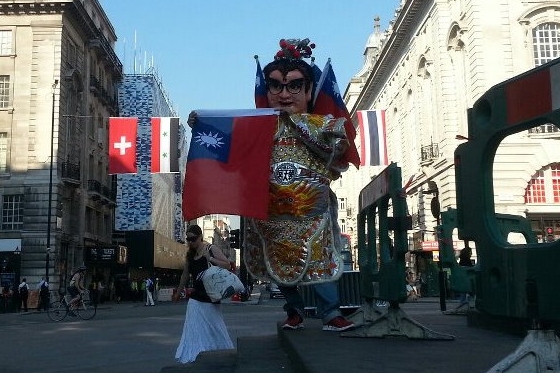 台灣三太子在倫敦重新掛上中華民國國旗