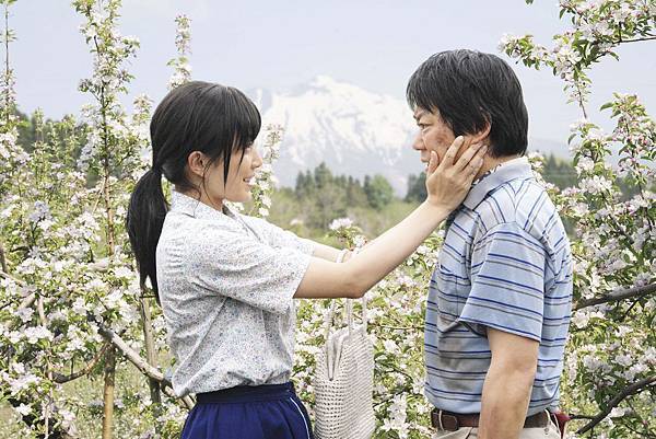 【這一生,至少當一次傻瓜】菅野美穗(左)默默守候在老公阿部貞夫(右)身邊 【這一生,至少當一次傻瓜】菅野美穗(左)默默守候在老公阿部貞夫(右)身邊