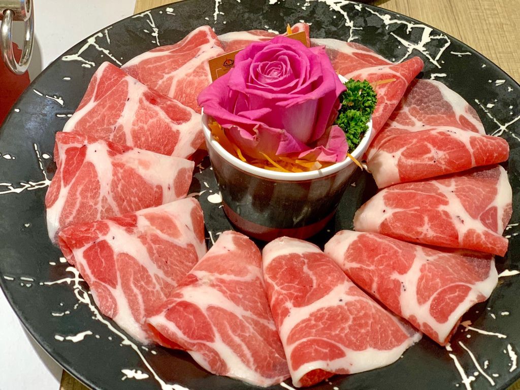 【台南新營】洪昌麻辣鴛鴦火鍋 Hong Chang Spicy Hot Pot│老字號麻辣鍋 金讚百家好店【好食材，用心做，放心吃】精選食材，健康搭配【新營長期辦桌總舖師】洪廚專研中藥材搭配嚴選辣椒，讓愛吃辣的你四季都想吃！