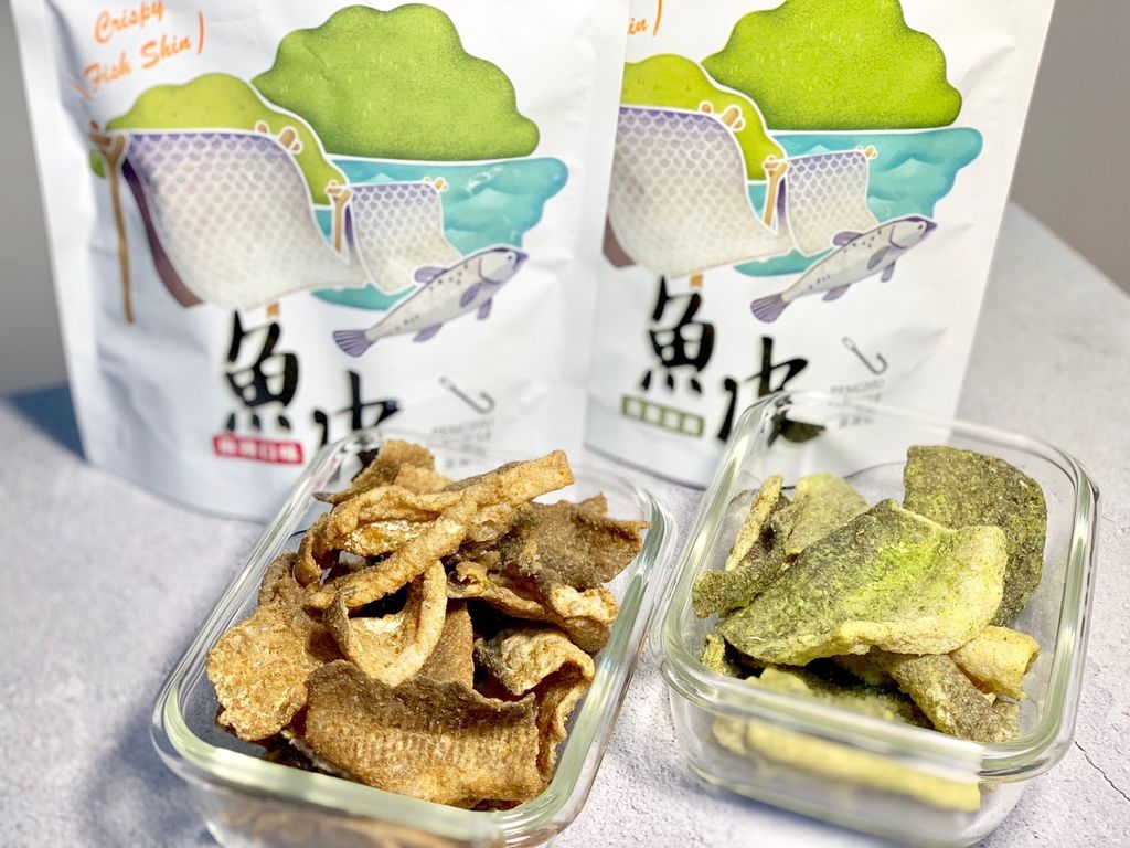 澎湖伯伴手禮店 風味魚皮│青蔥蛋黃/麻辣口味，新鮮的鱈魚皮沾附著獨特秘製的特調，在口中瀰漫的甜鹹滋味吃起來不油不膩【老字號品牌】顛覆傳統，將阿公的手藝傳承下去，保證讓你愛不釋手！