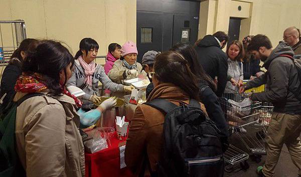 Helping-refugees-in-Vienna-Austria-1-680x400