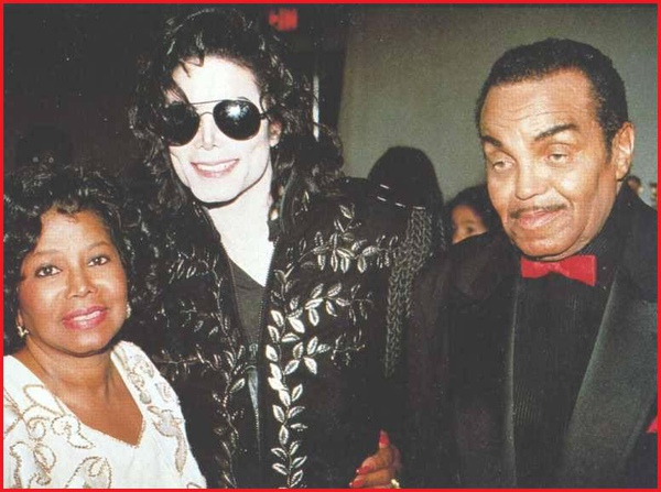 Michael-Jackson-Joe-and-Katherine-Jackson_jpg.jpg