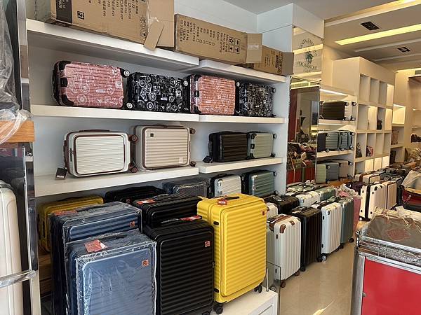 【高雄左營】貝緹時尚包包館｜質感行李箱專賣店｜旅行箱990元