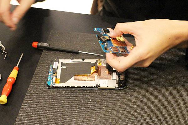 1061226-947修手機-13