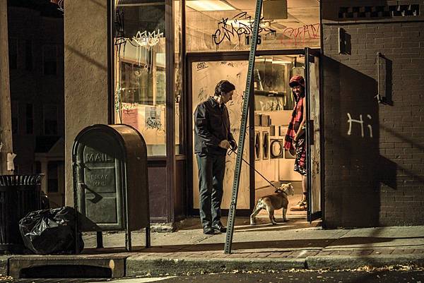 paterson-2016-007-adam-driver-and-marvin-with-method-man-in-doorway