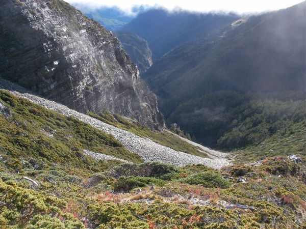 走在沒有路跡的地方　石頭一直往下滑