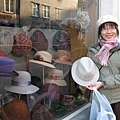 漂亮帽子店,真像是霍爾的移動城堡裡面女主角才做的出來的帽子,
